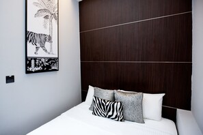 Caja de seguridad en la habitación y escritorio