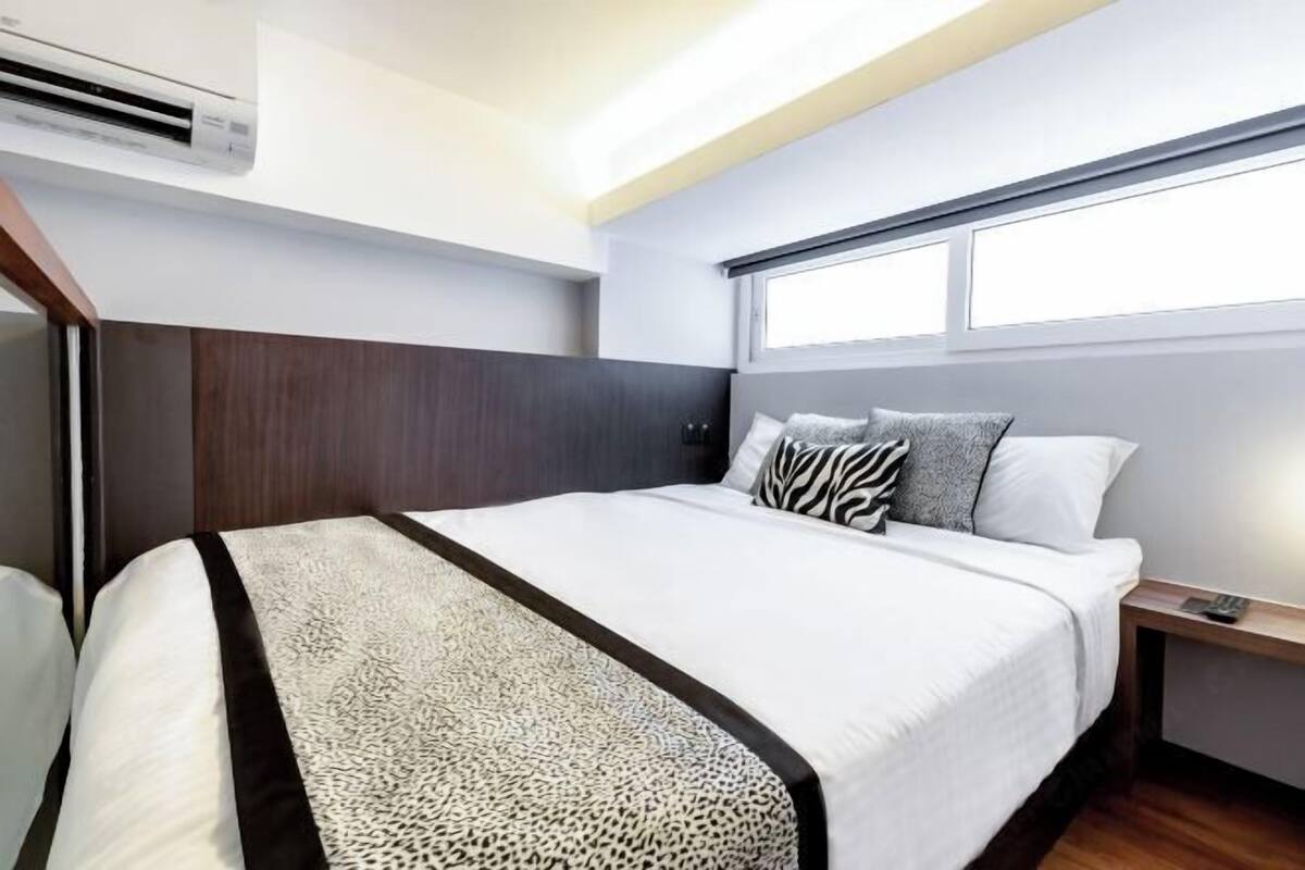 1 habitación, caja de seguridad en la habitación y escritorio