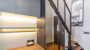Gác, 1 giường cỡ queen (Apartment) | Két bảo mật tại phòng, bàn, khu vực làm việc phù hợp cho laptop