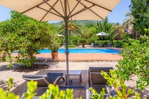 Outdoor pool, pool umbrellas, pool loungers - Finca Ca´s Curial (Sóller)