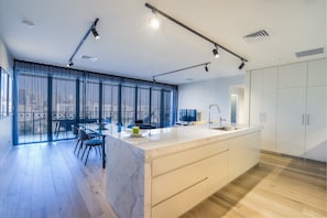 Penthouse, 3 chambres | Cuisine privée | Grand réfrigérateur, micro-ondes, four, plaque de cuisson