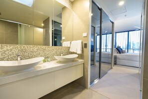 Three bedroom Skyhome | Bathroom | Shower, free toiletries, hair dryer, towels
