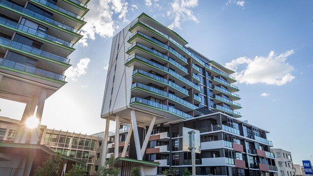 Un immeuble moderne de grande hauteur, doté de nombreux balcons et de grandes fenêtres, qui ressemble probablement à un hôtel ou à un complexe résidentiel.