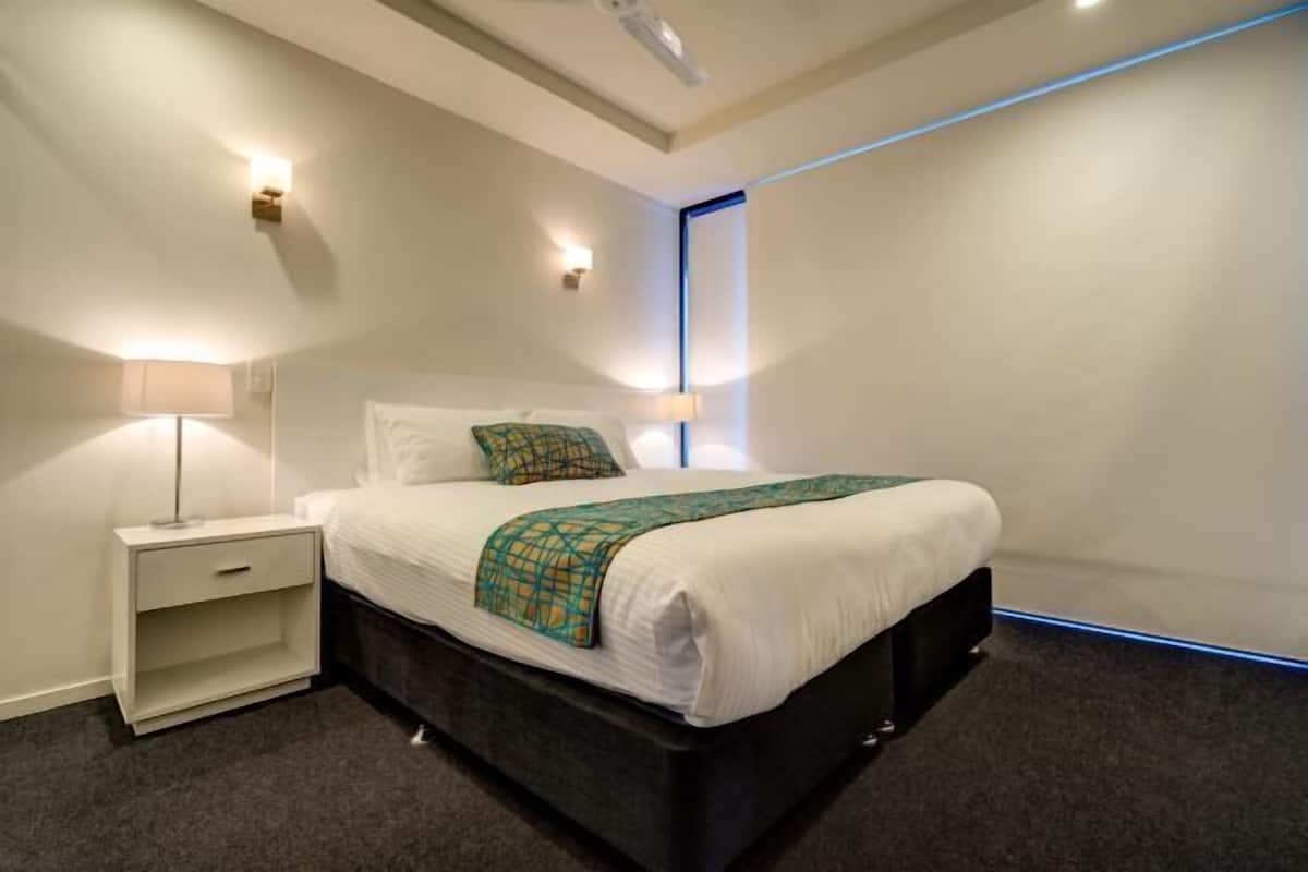1 slaapkamer, een bureau, een laptopwerkplek, geluiddichte muren