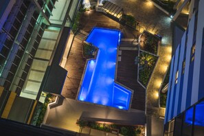 Outdoor pool, sun loungers - Arena Apartments by CLLIX (South Brisbane)