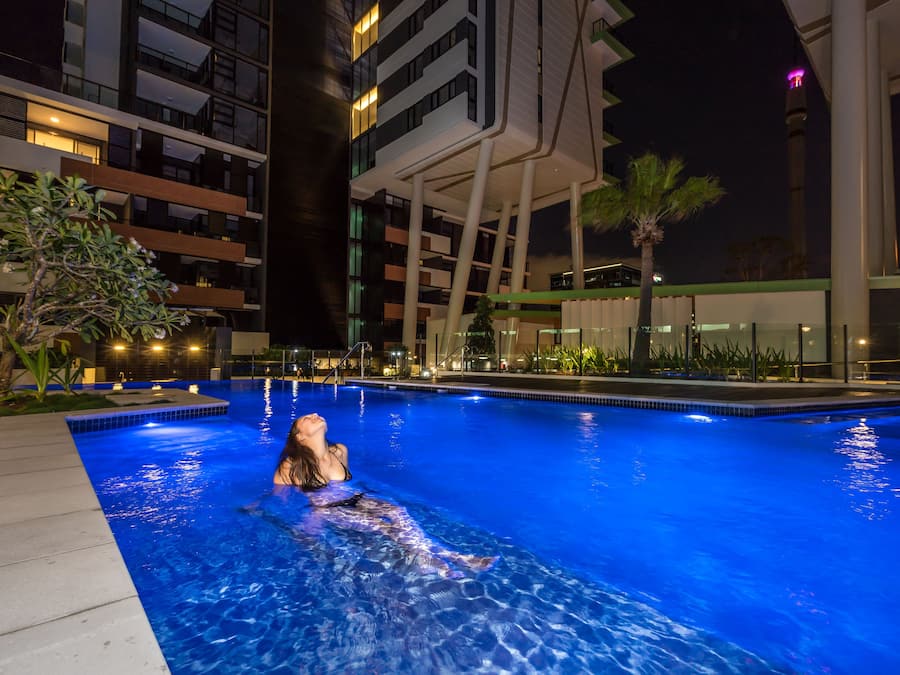 Una piscina al aire libre, tumbonas