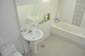 Royal Suite | Bathroom | Free toiletries, hair dryer, bathrobes, slippers