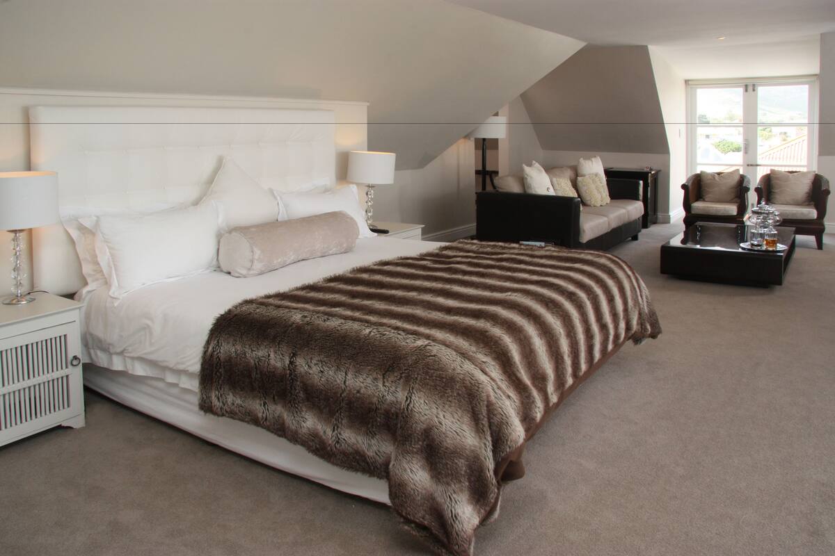Honeymoon Suite | Minibar, in-room safe, iron/ironing board (on request)