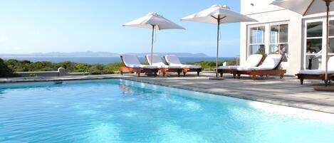 Kolam renang terbuka, payung kolam, kerusi lepak pantai