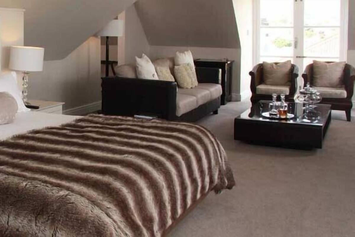 Suite | Minibar, in-room safe, iron/ironing board (on request)