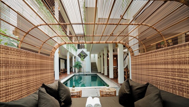 A pool area with lounge chairs and a view of the pool. - Sedasa Lodge (Tibubeneng)