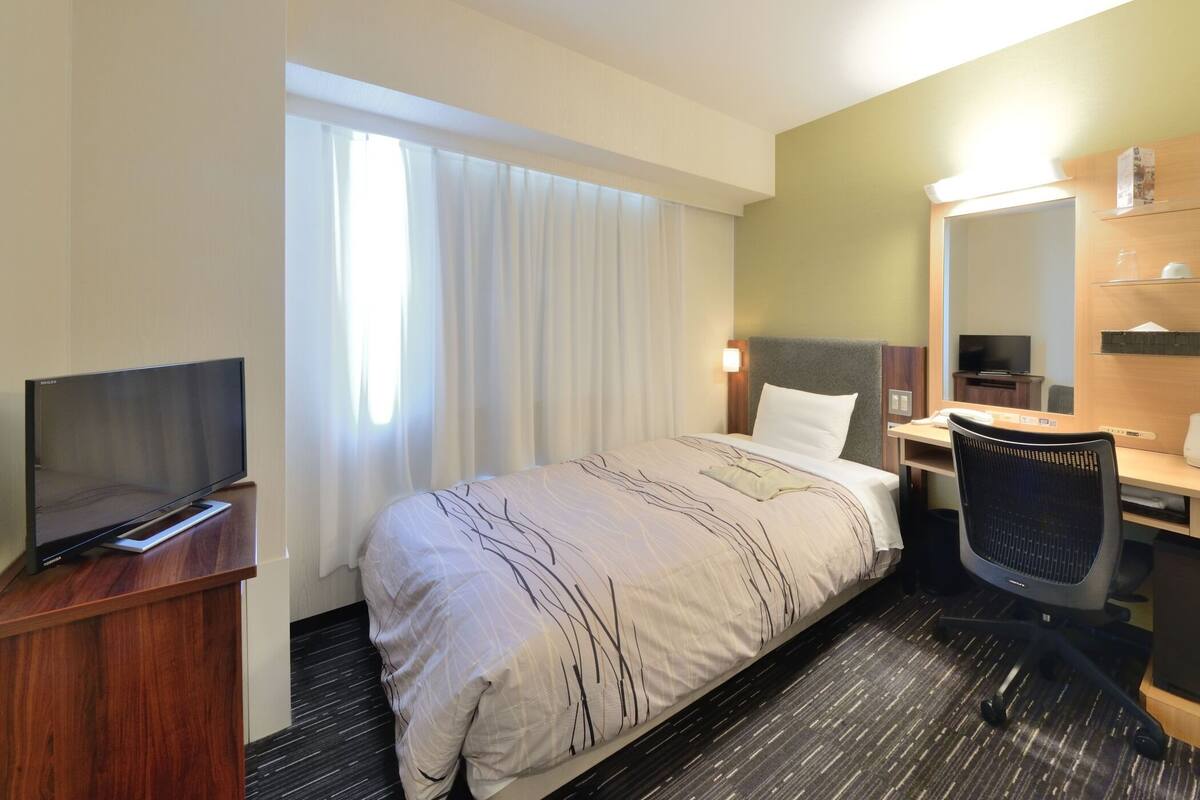 In-room safe, desk, iron/ironing board (on request), free WiFi