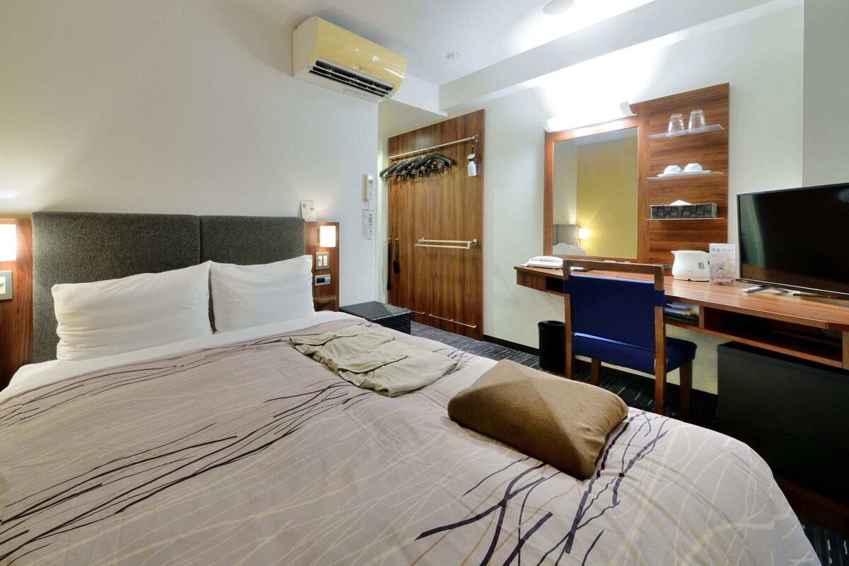 In-room safe, desk, iron/ironing board (on request), free WiFi