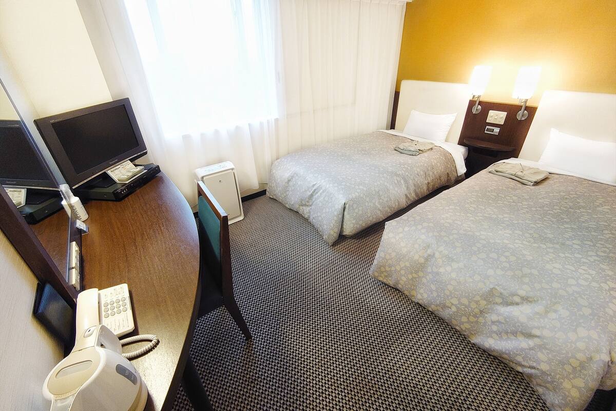 twin room, non smoking | down duvets, desk, blackout curtains, free wifi