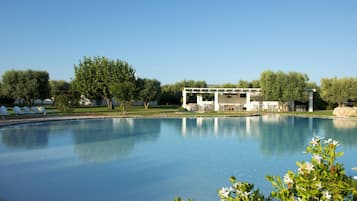 Piscine extérieure (ouverte en saison), chaises longues