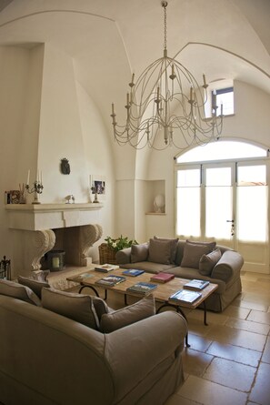 Lobby sitting area - Masseria Don Luigi - Luxury Farmhouse (Fasano)