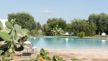 Piscine extérieure (ouverte en saison), chaises longues