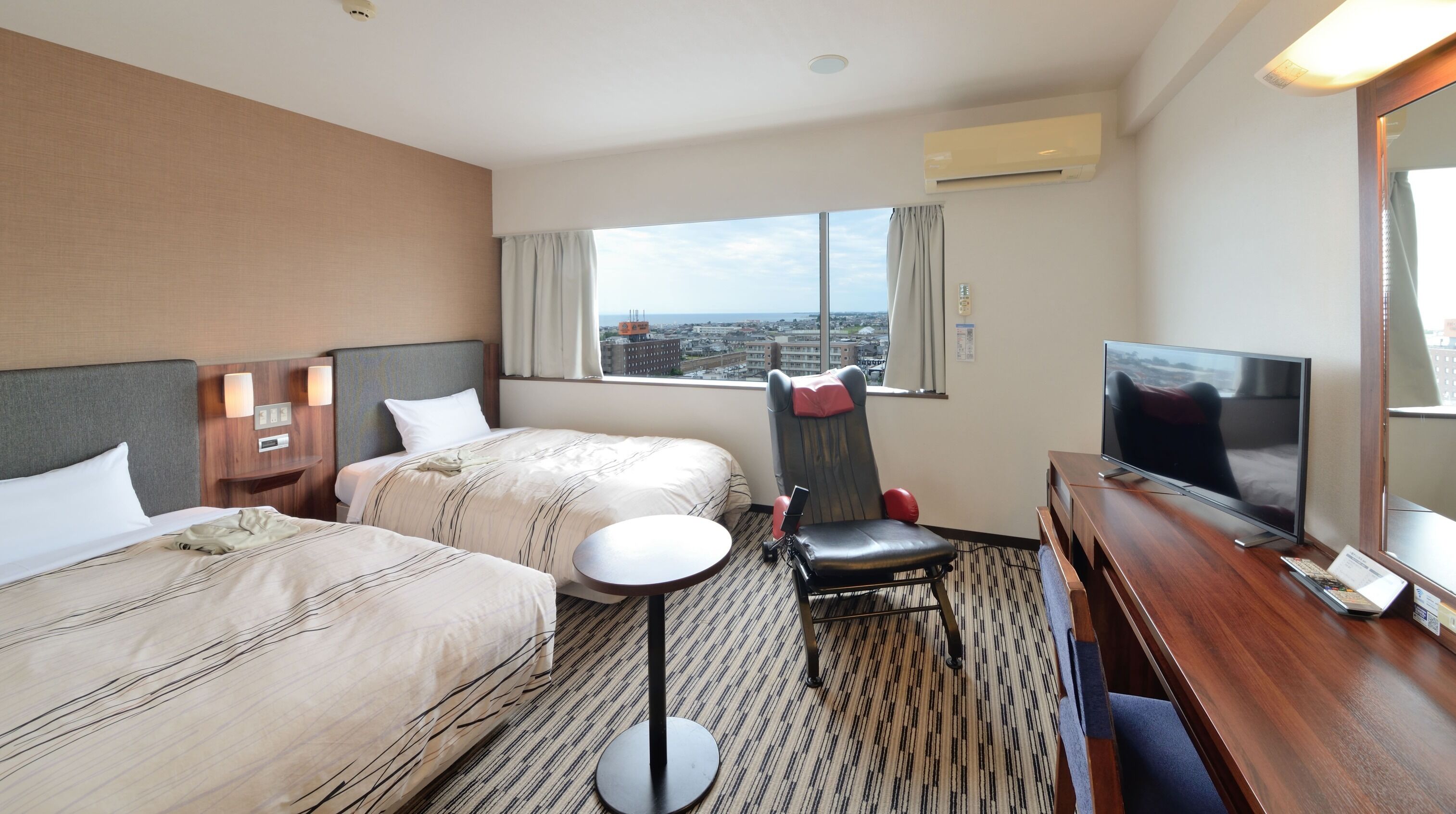 Desk, blackout curtains, free WiFi, bed sheets