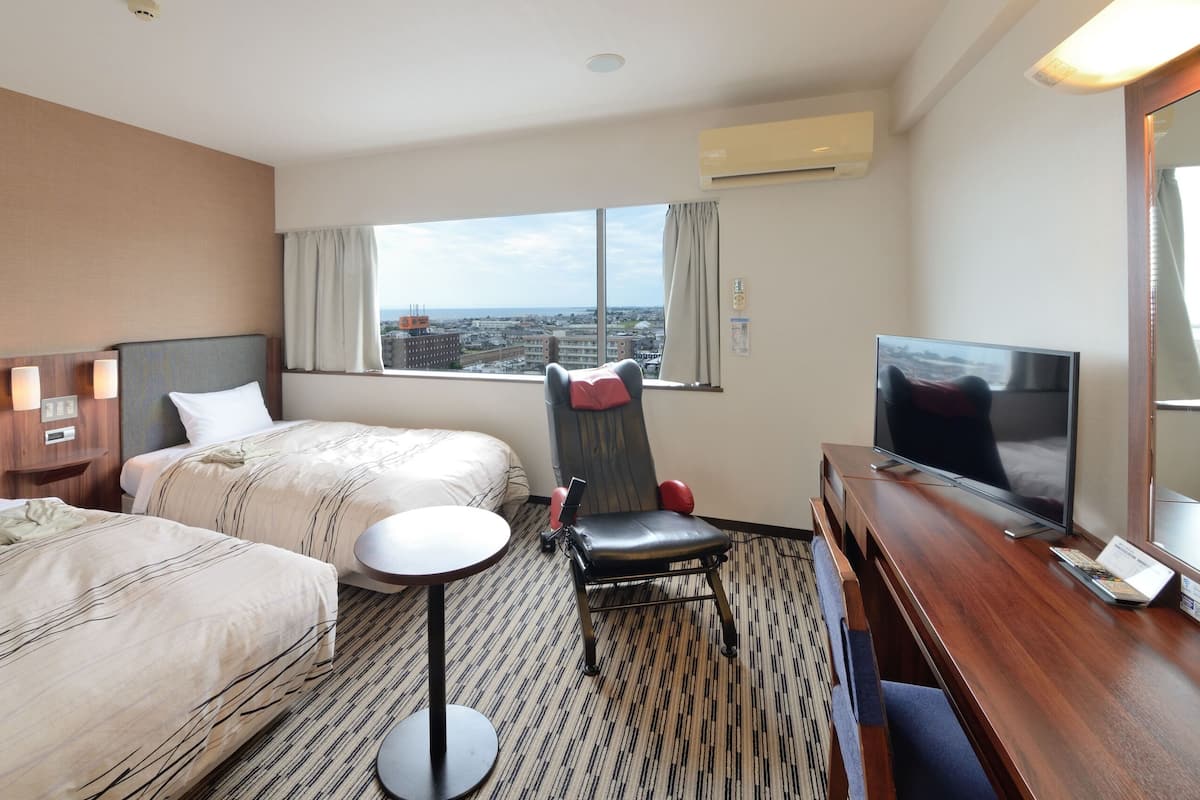 Escritorio, cortinas blackout, wifi gratis y ropa de cama