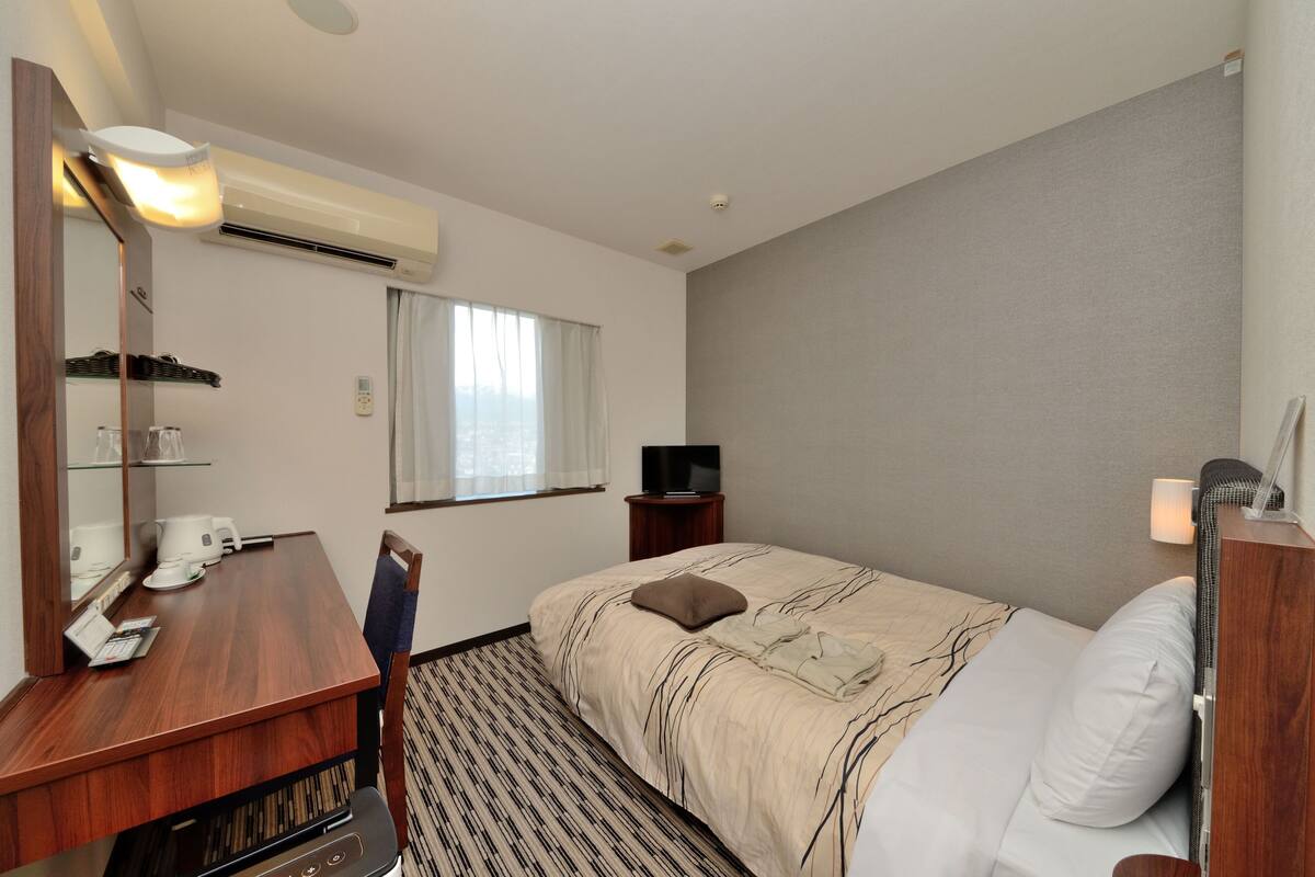 desk, blackout curtains, free wifi, bed sheets