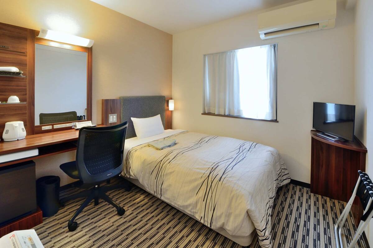 Desk, blackout curtains, free WiFi, bed sheets