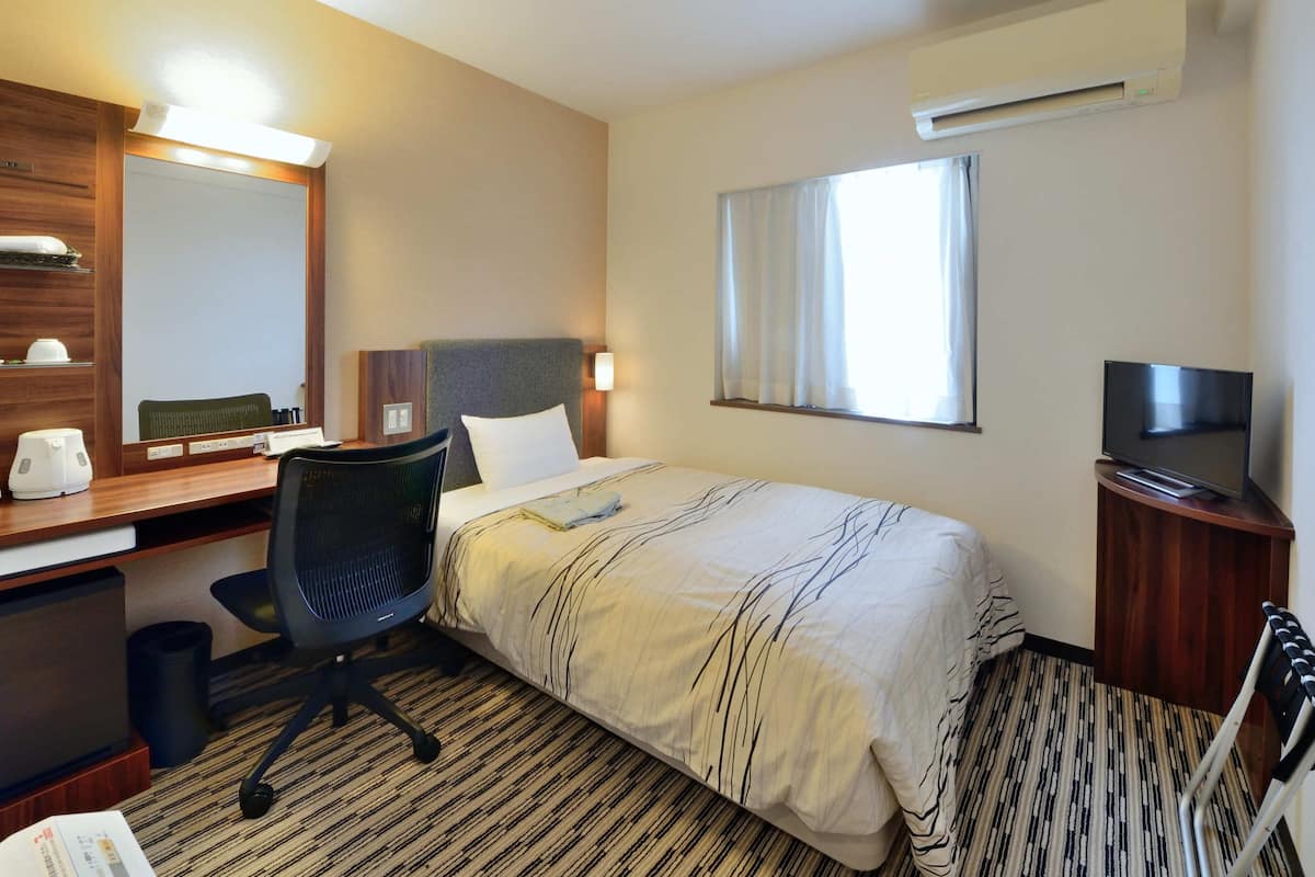 Escritorio, cortinas blackout, wifi gratis y ropa de cama