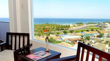 Kahden hengen deluxe-huone, merinäköala | Minibaari, tallelokero huoneessa, yksilöllisesti kalustettu, työpöytä