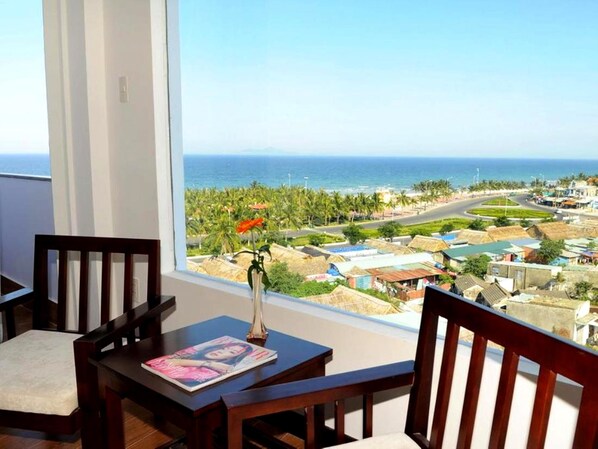 Deluxe Double Room, Sea View | Bar mini, dilengkapkan perabot secara berasingan, meja 