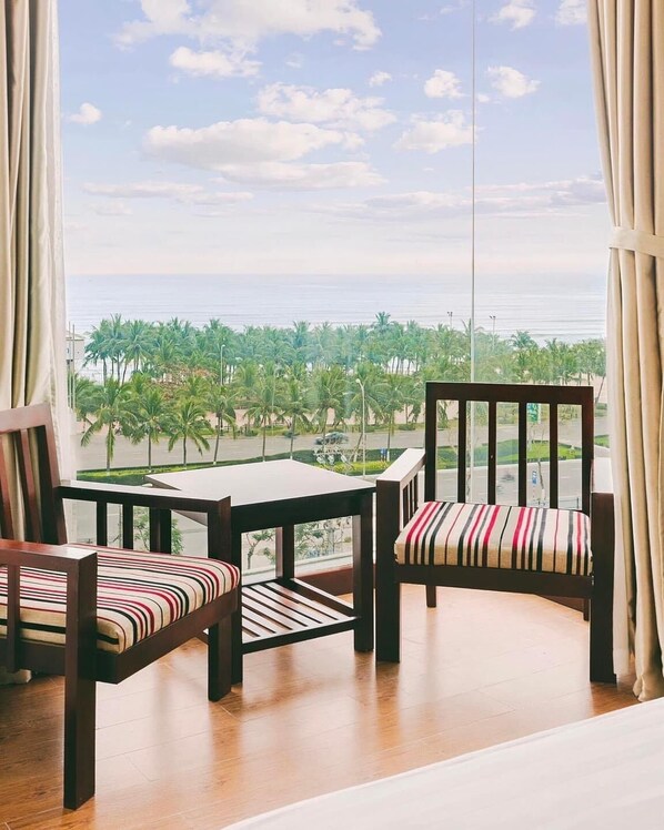 Habitación doble superior, vista al mar | Minibar, caja de seguridad en la habitación y muebles diferentes