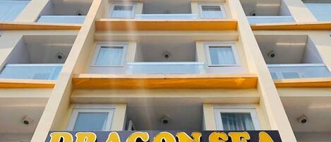 Vista frontal de la propiedad