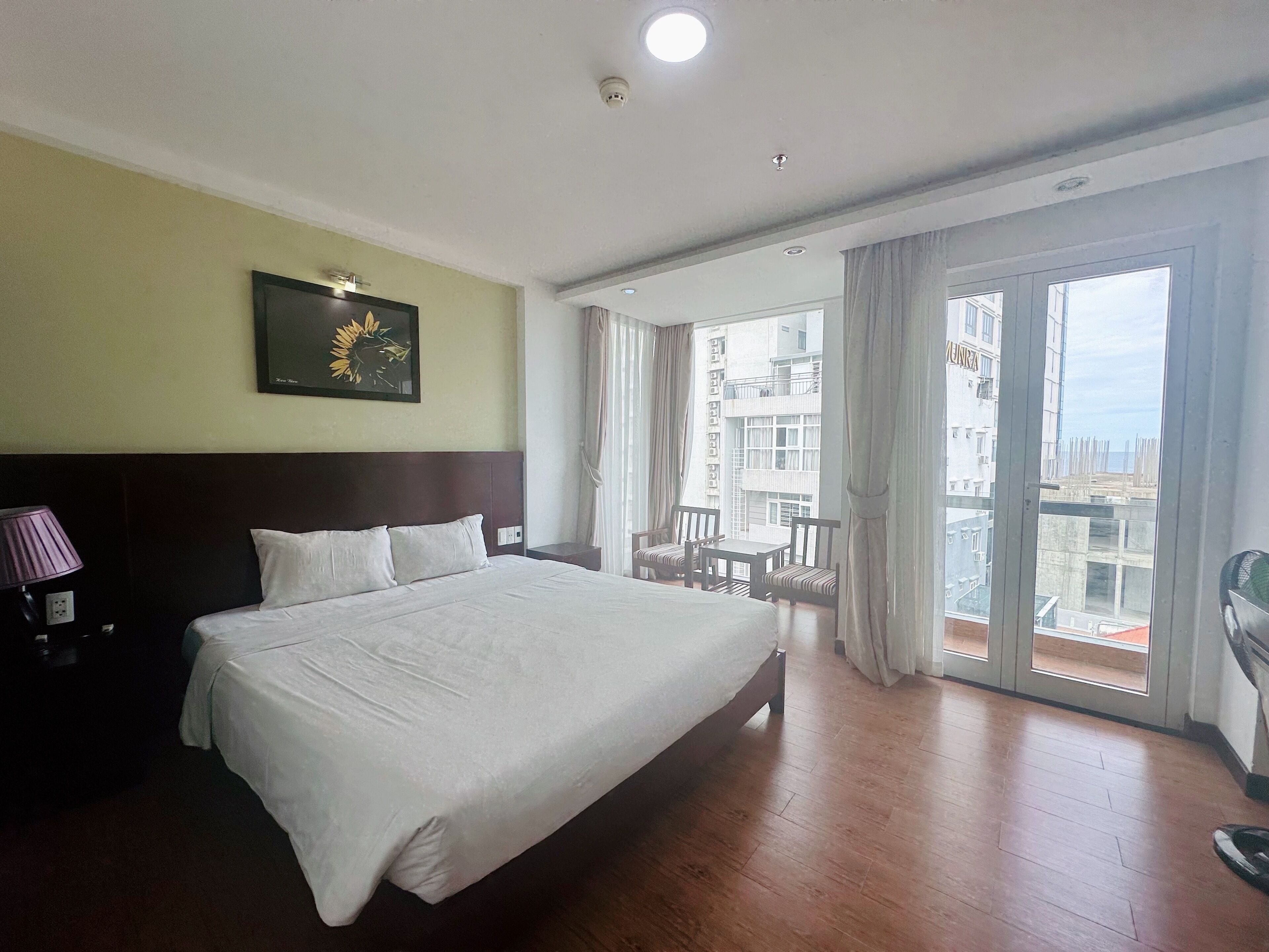 Camera Superior con letto matrimoniale o 2 letti singoli, vista mare parziale | Minibar, con arredamento individuale, una scrivania, tende oscuranti