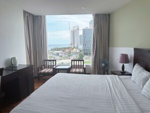 Minibar, mobiliario individual, escritorio y cortinas opacas