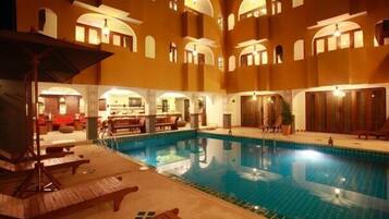 Alberca al aire libre, acceso de 08:00 a 21:00, y camastros