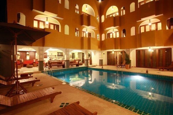 Piscina externa, funciona das 8h às 21h, espreguiçadeiras