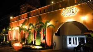 Ein Gebäude mit einem Schild, das „Riad“ zeigt, und einem Bogenportal.
