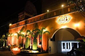 Front of property - evening/night - Riad Hua Hin Hotel (Hua Hin)