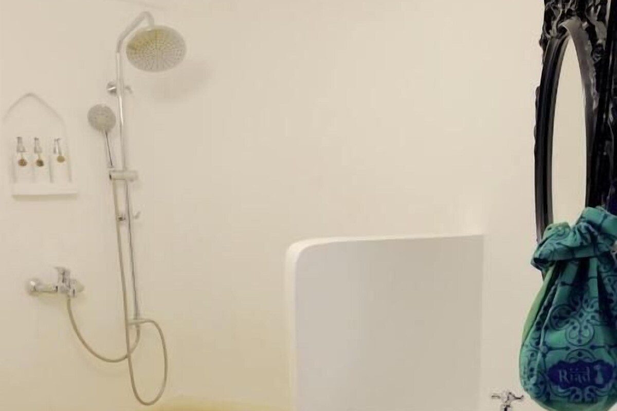 Un baño con bañera, lavamanos e inodoro.