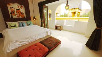 Habitación (Sitting Cat) | Ropa de cama de alta calidad y minibar