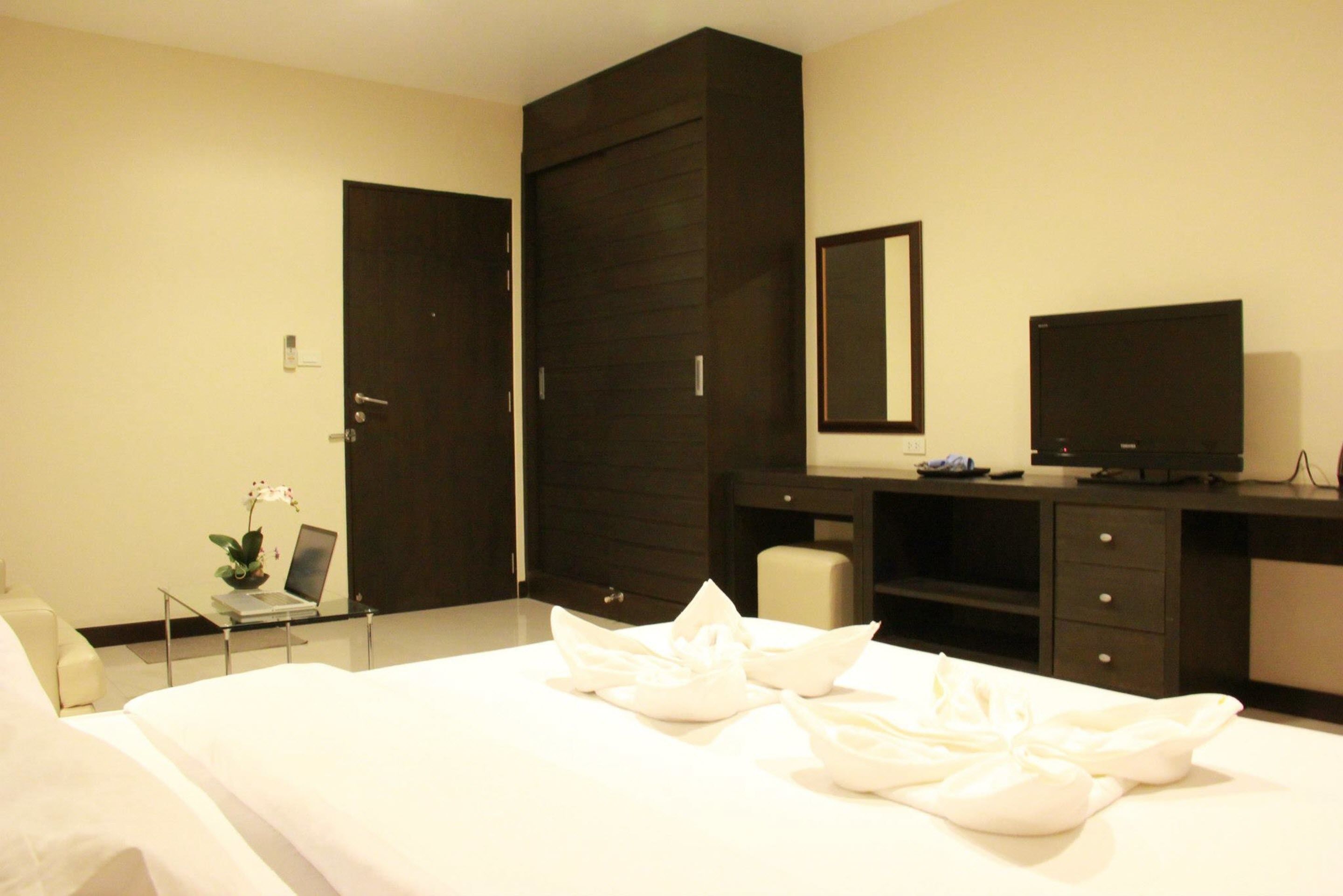Superior Room | Minibar, in-room safe, blackout drapes, free WiFi