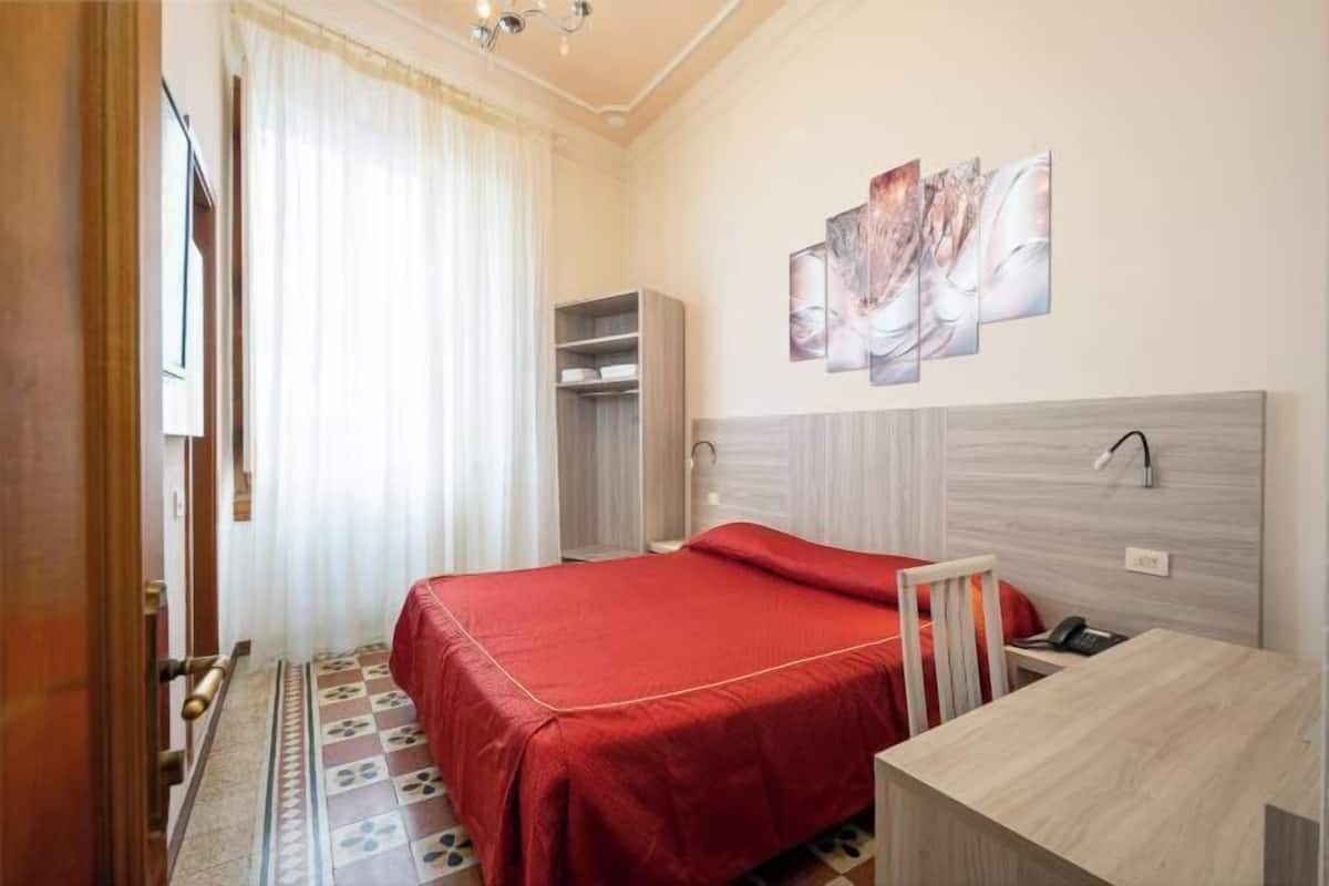 Surmatelas, minibar, coffres-forts dans les chambres, bureau