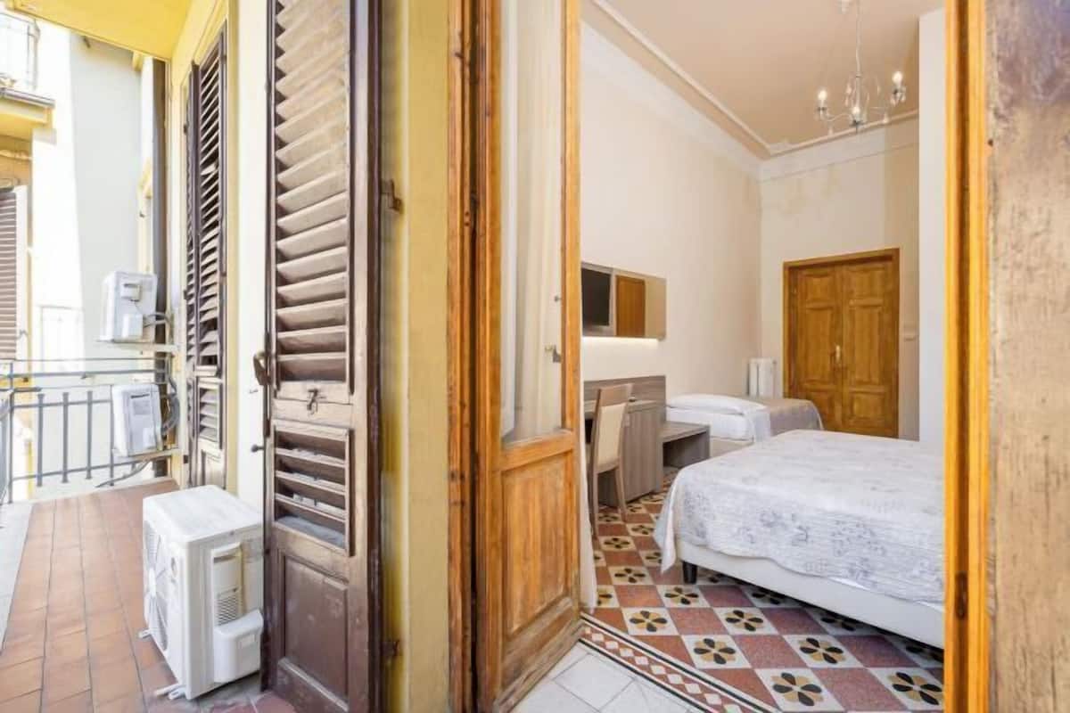 Surmatelas, minibar, coffres-forts dans les chambres, bureau