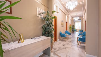 Área de estar no saguão