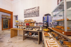 每日供应自助式早餐(需付费)