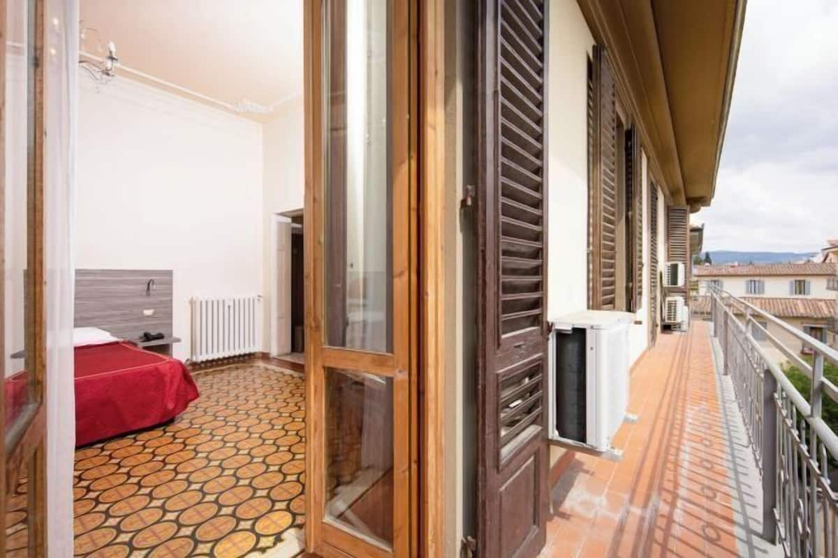 Surmatelas, minibar, coffres-forts dans les chambres, bureau