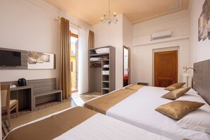 加厚床垫、迷你吧、客房内保险箱、办公桌