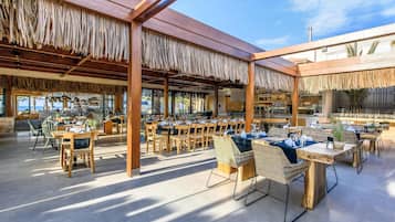 2 bares o lounges, bar junto a la alberca