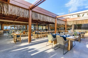 2 bars, bar en bord de piscine