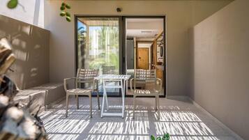 Caja de seguridad en la habitación y tabla de planchar con plancha