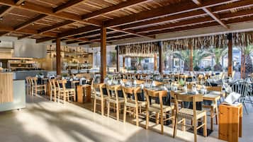 2 restaurantes; se sirve desayuno, almuerzo y cena; cocina internacional