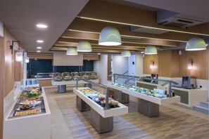 2 restaurantes; se sirven desayunos, almuerzos y cenas